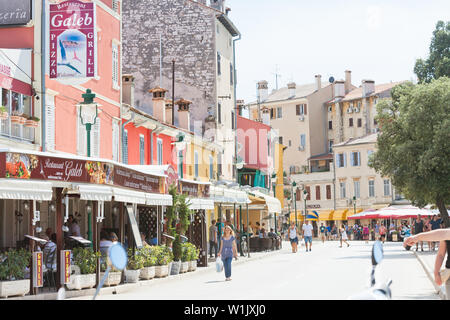 Rovigno Croazia, Europa - 2 settembre 2017 - i turisti per le strade di Rovigno Foto Stock