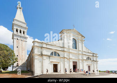 Rovigno Croazia, Europa - 2 settembre 2017 - i turisti presso la chiesa di Santa Eufemia Foto Stock