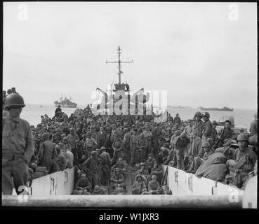 Le truppe del trentunesimo Reggimento di Fanteria terreni al porto di Inchon, Corea, a bordo LST.; Note Generali: Utilizzo di guerra e di conflitto numero 1383 quando si ordina una riproduzione o la richiesta di informazioni su questa immagine. Foto Stock