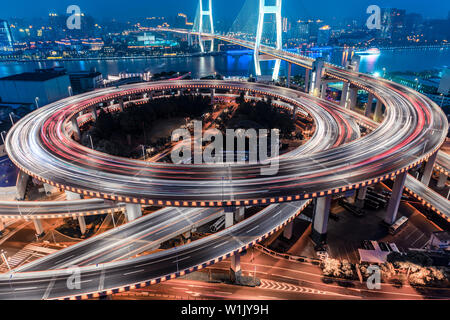 Bellissimo Ponte di Nanpu di notte,attraversa il fiume Huangpu,shanghai, Cina Foto Stock