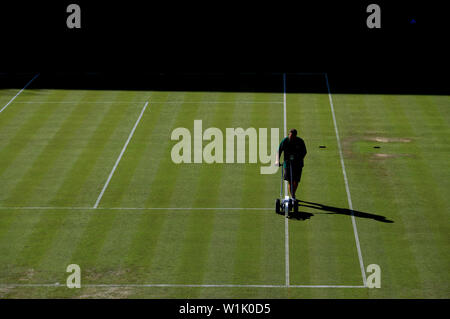 Il personale del Ground prepara il campo del centro prima del terzo giorno del Wimbledon Championships presso l'All England Lawn Tennis and Croquet Club, Wimbledon. Foto Stock