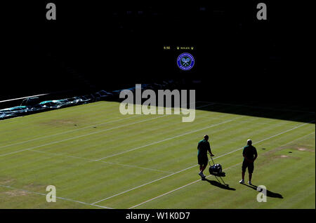 Il personale di terra preparare centre court davanti a giorno tre dei campionati di Wimbledon al All England Lawn Tennis e Croquet Club, Wimbledon. Foto Stock