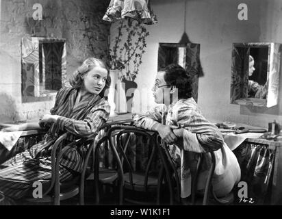 INGRID BERGMAN e URSULA HERKING in DIE VIER GESELLEN / i quattro compagni 1938 direttore Carl Froelich Tonfilmstudio Froelich / Universum Film (UFA) Foto Stock