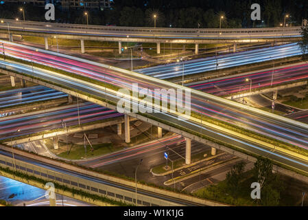 Ampio interscambio con il traffico intenso vista aerea di notte a Chengdu Cina Foto Stock