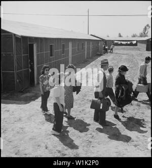 Turlock, California. Questi sfollati di ascendenza giapponese hanno appena arrivati al Turlock complessivo . . .; Portata e contenuto: tutta la didascalia per questa fotografia si legge: Turlock, California. Questi sfollati di ascendenza giapponese hanno appena arrivati al Turlock centro di assemblaggio che è stato aperto solo due giorni. Essi sono sul loro modo al loro posto nella caserma dove essi sono stati assegnati da gruppi familiari. Più tardi gli sfollati saranno trasferiti al War Relocation Authority centri per la durata. Foto Stock