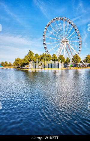 Montreal, Canada - Giugno, 2018: ruota panoramica Ferris o ruota di osservazione nel vecchio porto di Montreal, Quebec, Canada. Editoriale. Foto Stock