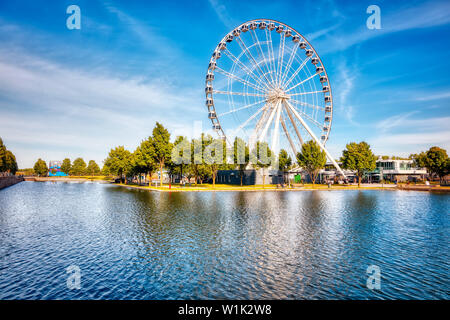 Montreal, Canada - Giugno, 2018: ruota panoramica Ferris o ruota di osservazione nel vecchio porto di Montreal, Quebec, Canada. Editoriale. Foto Stock