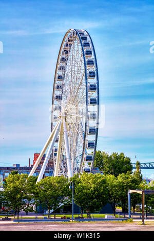 Ruota panoramica Ferris o ruota di osservazione nel vecchio porto di Montreal, Quebec, Canada. Foto Stock