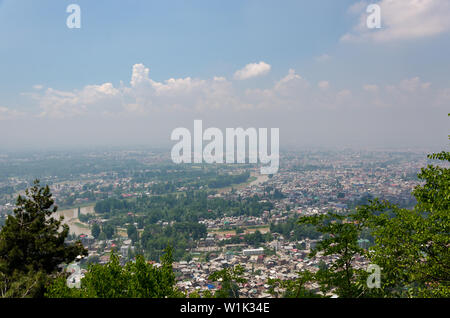 Vista di Srinagar città da Shankaracharya Hill nel Jammu e Kashmir in India. Foto Stock