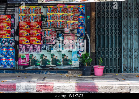 Bangkok, Tailandia - 13 Aprile 2019: Vecchi manifesti pubblicitari esposti su una strada di Bangkok Foto Stock