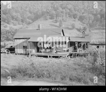 Casa tipica. Questa casa è di circa cinquant'anni. Kentucky dritto Creek Coal Company, Belva miniera abbandonata dopo esplosione [a] dic. 1945, quattro miglia, Bell County, Kentucky. Foto Stock