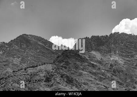 Zabarwan montagne che costituisce lo sfondo per Nishat Bagh a Srinagar, Jammu e Kashmir in India. Foto Stock