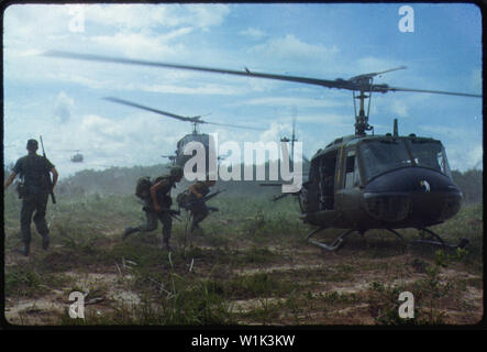 UH-1D elicotteri airlift membri del secondo battaglione, quattordicesimo Reggimento di Fanteria dal Filhol piantagione di gomma area in una nuova area di sosta, durante il funzionamento Wahiawa, una ricerca e distruggere la missione condotta da xxv divisione di fanteria, a nord-est di Cu Chi, Vietnam. Foto Stock