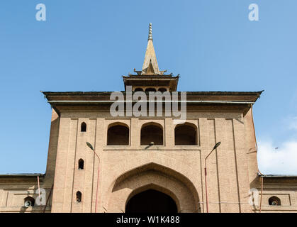 Close-up di alto architettura dell'ingresso orientale a Jamia Masjid, Srinagar, Jammu e Kashmir India Foto Stock