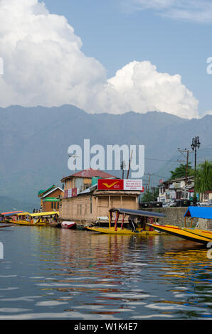 Nehru Park ufficio postale galleggiante su dal lago, Srinagar, Jammu e Kashmir in India. Foto Stock