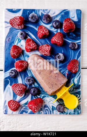 Foto in alto di mirtilli surgelati e lamponi, frutta ghiaccio Foto Stock
