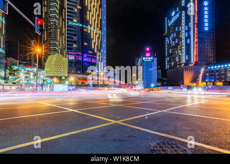 Chengdu, nella provincia di Sichuan, in Cina - Giugno 6, 2019 : TaiShengNanLu street view di notte nel centro della citta'. Questa strada è famosa per la sua grande nu Foto Stock