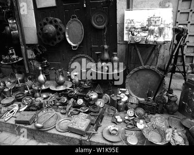 Una foto in bianco e nero per le cose vecchie a Mo'ez Street del Cairo in Egitto Foto Stock