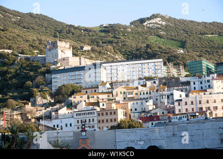 Vista del castello moresco, alloggiamento e la Rocca di Gibilterra, British Overseas territorio in Europa meridionale Foto Stock