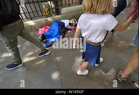 Londra, Inghilterra, Regno Unito. Donna senzatetto addormentato nel centro di Londra Foto Stock