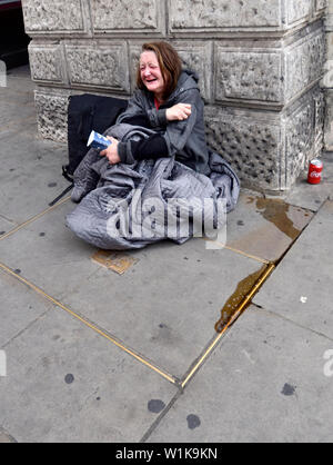 Londra, Inghilterra, Regno Unito. Donna senzatetto sul marciapiede in Regent Street Foto Stock