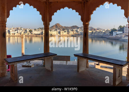 Ghats a Pushkar lago santo in Rajasthan. India Foto Stock