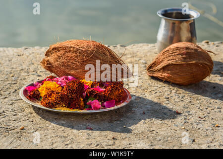 Fiore e noce di cocco per Hindi rituale a Pushkar lago santo in Rajasthan. India Foto Stock