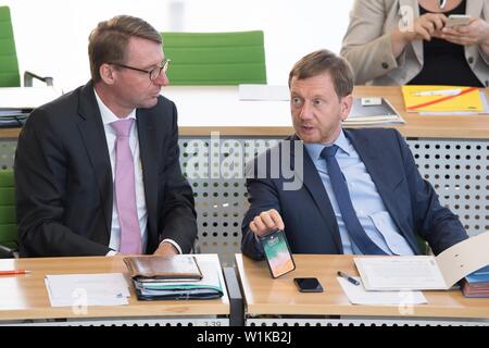 03 luglio 2019, Sassonia, Dresda: Roland Wöller (l), il ministro degli Interni della Sassonia, e Michael Kretschmer (CDU), il primo ministro del Land di Sassonia, seduti fianco a fianco nel plenum durante lo stato di sessione del Parlamento europeo. Argomenti del meeting includono il miglioramento del benessere degli animali e di una riorganizzazione della protezione delle informazioni in Baviera. Foto: Sebastian Kahnert/dpa-Zentralbild/dpa Foto Stock