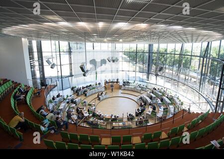 03 luglio 2019, Sassonia, Dresda: i deputati nelle loro sedi durante la sessione plenaria del Landtag. Argomenti del meeting includono il miglioramento del benessere degli animali e di una riorganizzazione della protezione delle informazioni in Baviera. Foto: Sebastian Kahnert/dpa-Zentralbild/dpa Foto Stock