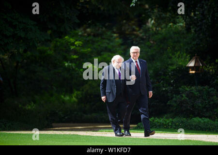 Berlino, Germania. 03 Luglio, 2019. Michael D. Higgins (l), Presidente dell'Irlanda, e Frank-Walter Steinmeier (SPD), Presidente della Repubblica federale di Germania, sono in uno stato in visita al giardino di Bellevue Palace. Credito: Gregor Fischer/dpa/Alamy Live News Foto Stock