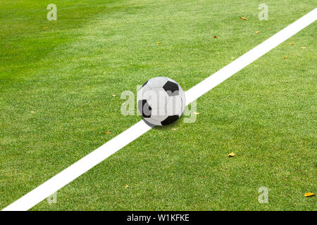 La linea bianca sul campo da calcio in erba Foto Stock