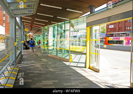 Interno della stazione dei bus a Canning Street, Liverpool One in estate Foto Stock