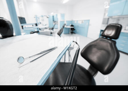 Dentista sedia vuota nella clinica dentale interno / sala dentista Foto Stock