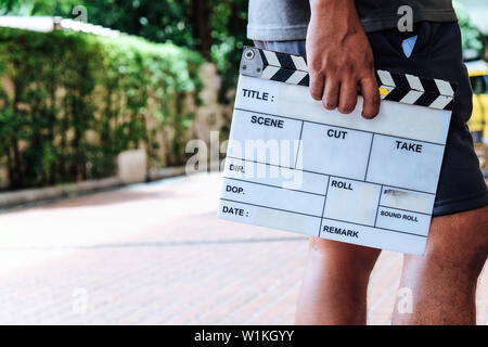 L'uomo mani movie clapper. Foto Stock