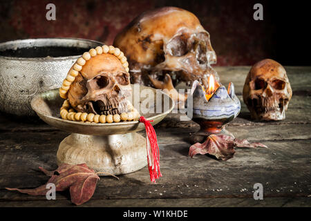 Cranio rosario sul vecchio pavimento in legno. Foto Stock