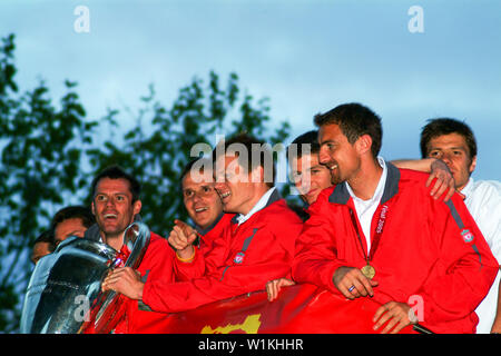 26 maggio 2005, Liverpool, Regno Unito. Il Liverpool FC autobus squadra dopo aver vinto la Champions League Cup di Istanbul. Steven Gerrard, John Arne Riise, Jamie Ca Foto Stock