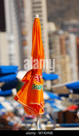 Benidorm, Spagna - 13 Settembre 2011: un arancio luminoso ombrellone sulla spiaggia off Avinguda Alcoi Foto Stock