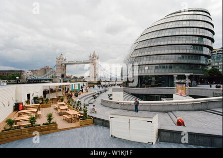 Il municipio e il Tower Bridge, Londra UK, sulla riva sud del Tamigi, con il convogliatore anfiteatro all'aperto in primo piano Foto Stock