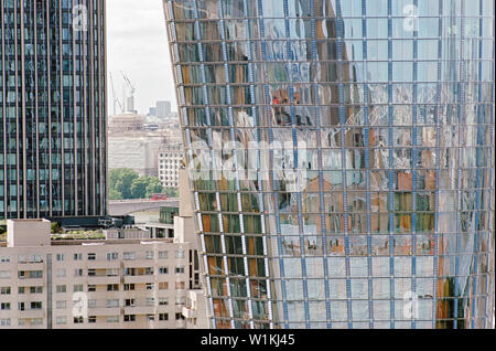 La sezione di quella nuova Blackfriars lusso sviluppo residenziale, guardando ad ovest, dalla sommità della Tate Modern Gallery di Londra REGNO UNITO Foto Stock