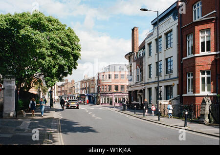 Stoke Newington Church Street, North London UK, con pedoni Foto Stock