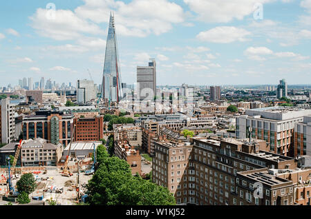 Vista del coccio e South London UK, guardando ad Est verso Canary Wharf, dall'ottavo piano della Tate Modern Foto Stock