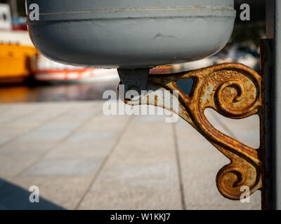 Vecchio bidone arrugginito appesa in un porto di Cherso (Croazia) Foto Stock