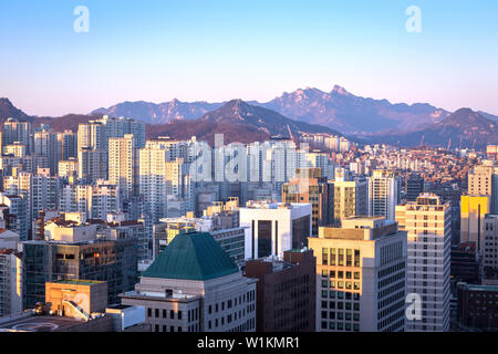 Edificio condominiale o nell'area di Seoul con bukhansan montagna dietro, Seoul corea del sud. Foto Stock