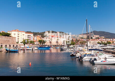 Ajaccio, Francia - 30 Giugno 2015: yacht e barche da pesca sono ormeggiate nel porto vecchio della città di Ajaccio, la capitale della Corsica, isola francese nel Medit Foto Stock