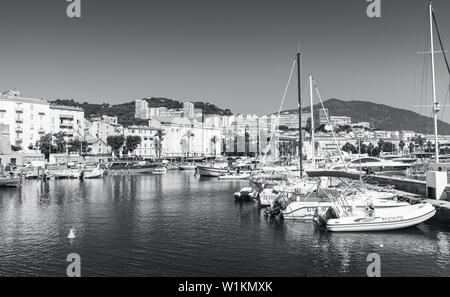 Ajaccio, Francia - 30 Giugno 2015: foto in bianco e nero di yacht e barche da pesca ormeggiate nel porto vecchio della città di Ajaccio, la capitale della Corsica, un isl francese Foto Stock