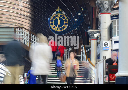 Passeggeri in transito orologio stazione correre per prendere i treni presso la stazione ferroviaria di York Regno Unito Foto Stock