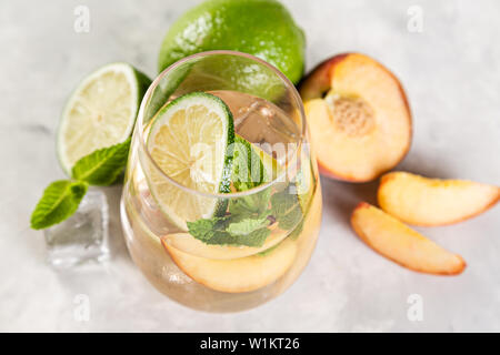 Selezione di sangria - rosso, rosa, bianco e ingredienti Foto Stock