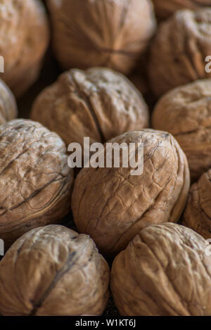 I dadi naturale al buio su un sfondo rustico Foto Stock