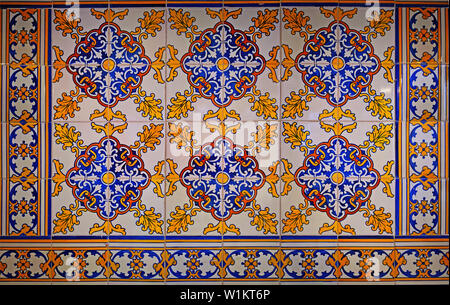Multicolore piastrella modellato in stile spagnolo, Malaga, Spagna Foto Stock