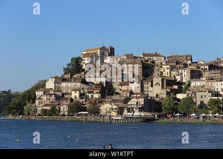 Anguillara Sabazia, Italia - 30 Giugno 2019: la città e il Lago di Bracciano con turisti Foto Stock